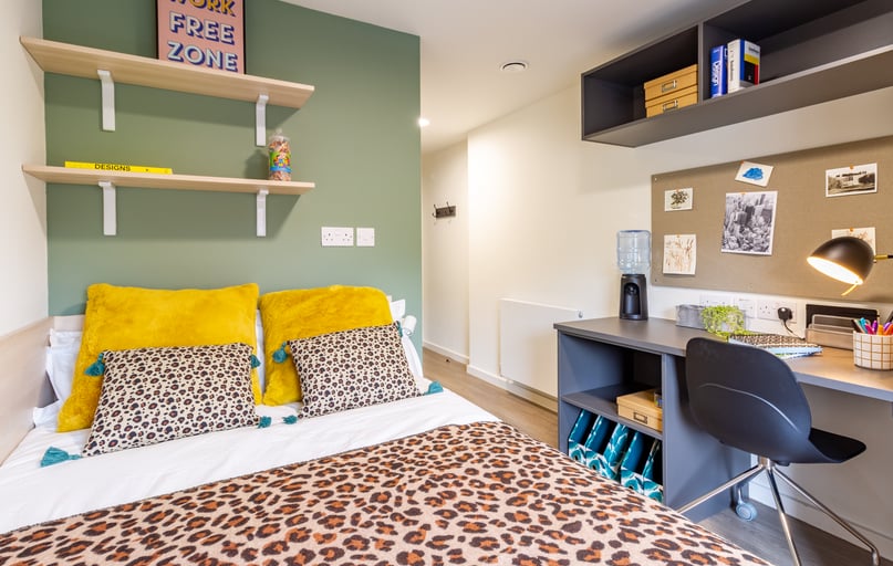 Bronze En Suite, Dun Holm House, Unit 8, The Riverwalk, City Centre, Durham - Image 1